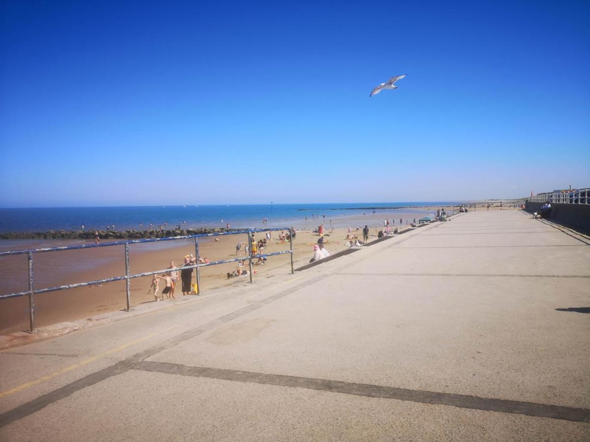 Vale View Apartment, Prestatyn, North Wales - A Stylish, Dog-Friendly Holiday Let Just A 5 Min Walk To Beach & Town! Bagian luar foto