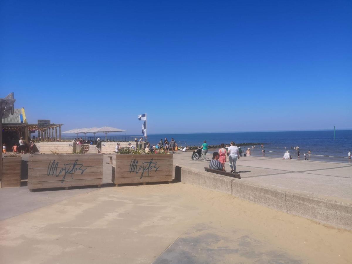 Vale View Apartment, Prestatyn, North Wales - A Stylish, Dog-Friendly Holiday Let Just A 5 Min Walk To Beach & Town! Bagian luar foto