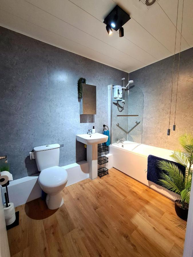 Vale View Apartment, Prestatyn, North Wales - A Stylish, Dog-Friendly Holiday Let Just A 5 Min Walk To Beach & Town! Bagian luar foto