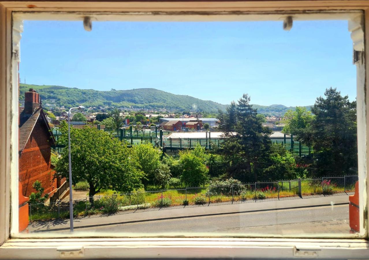 Vale View Apartment, Prestatyn, North Wales - A Stylish, Dog-Friendly Holiday Let Just A 5 Min Walk To Beach & Town! Bagian luar foto