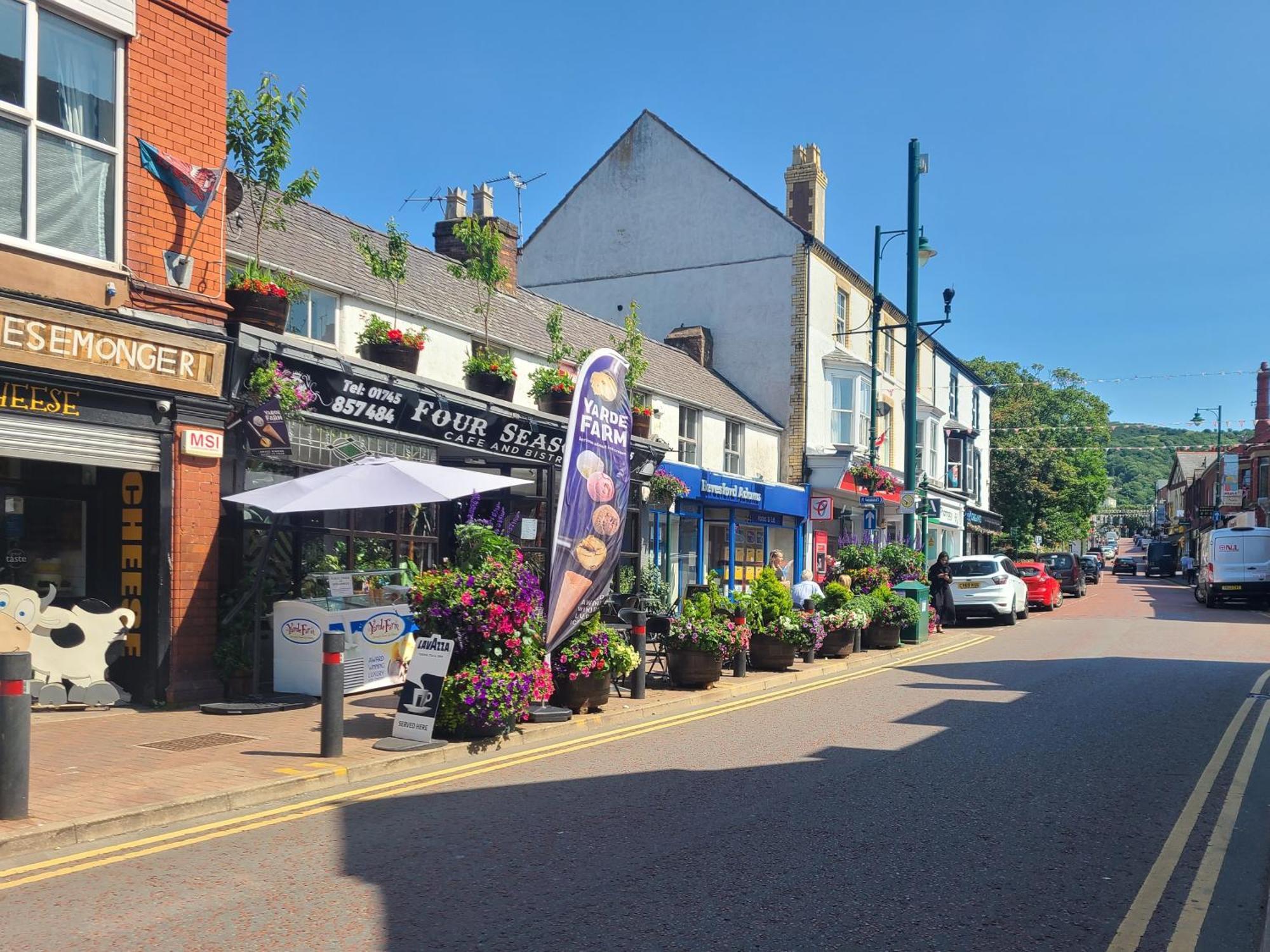 Vale View Apartment, Prestatyn, North Wales - A Stylish, Dog-Friendly Holiday Let Just A 5 Min Walk To Beach & Town! Bagian luar foto