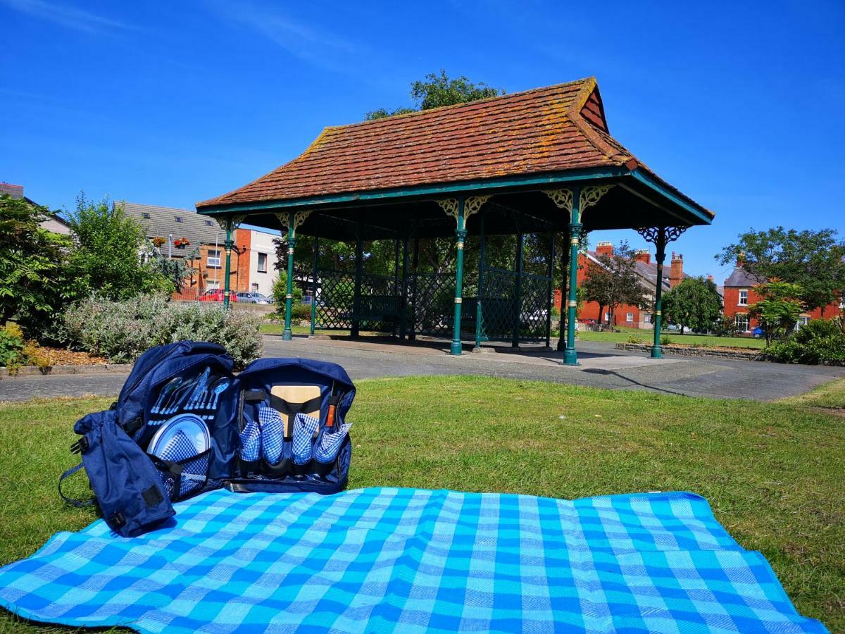 Vale View Apartment, Prestatyn, North Wales - A Stylish, Dog-Friendly Holiday Let Just A 5 Min Walk To Beach & Town! Bagian luar foto
